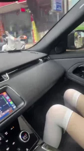 骚包等不及车上自摸扣B。