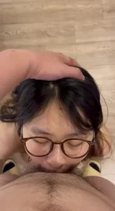 眼镜学渣妹就爱吃鸡巴和做爱