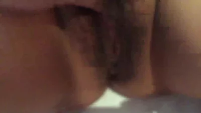 门户大开，玩弄熟妇，展示母狗的潮湿黑逼