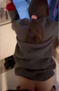 母狗搬新家，乔迁之礼就是在她的新家门口操她