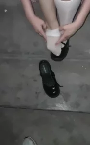 把白丝小女友带到到楼梯间让她把丝袜套在我的鸡巴上撸射！舒服