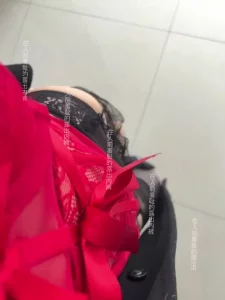 电梯门前大鸡巴插穴自慰，好刺激水流得更多了