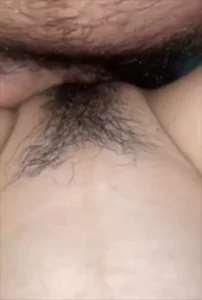 单男来家里3p温柔体贴娇妻从戴套到无套！从淫水喷溅到内射！