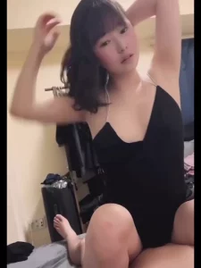 露脸骚货被操的满面潮红淫叫不止