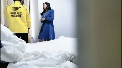 你送外卖很冷吗！快进来让我老婆的骚逼给你暖暖鸡巴