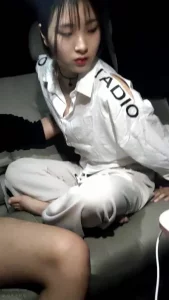 车上一人操逼俩兄弟观战！有好逼当然要分享啦