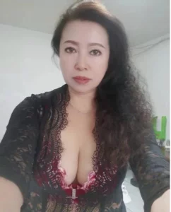 浓妆大奶肥臀老阿姨，口活足交技术真不错