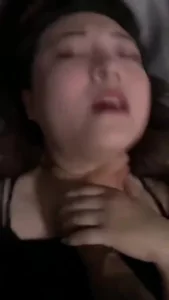 调教了一个胖女人，尻她的时候很开心一脸坏笑