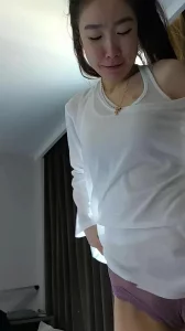 健身少妇线上装高冷，线下被金主调教，黑丝吊带配合深喉，反差强烈