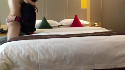 骚货一摸就喷，平均插15下就会喷，床都湿了~