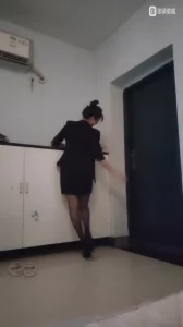 黑丝高跟淫荡少妇进门开操！