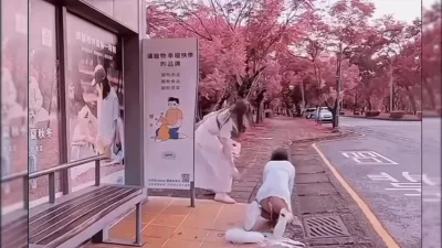 等车的美女都被吓尿了（进群约炮）